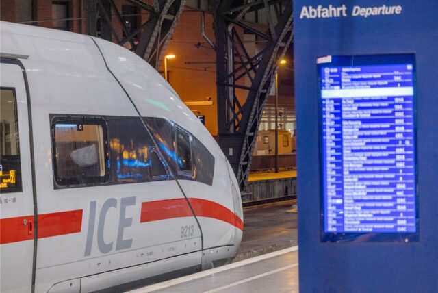 Ein ICE steht am Bahnsteig im Hauptbahnhof. (Symbolbild)