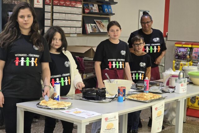 Die drei Töchter von Nadine Mücke mit Svenja Rönsdorf und ihrem Sohn beim Waffelnbacken am Samstag bei Kaufland. Gemeinsam erwirtschafteten die Helferinnen und Helfer 555 Euro.