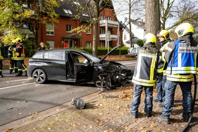 Quer auf der Fahrbahn stand das Unfallfahrzeug auf der Brassertstraße.