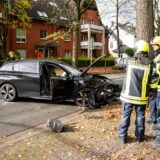 Quer auf der Fahrbahn stand das Unfallfahrzeug auf der Brassertstraße.
