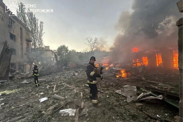 Auf diesem vom ukrainischen Katastrophenschutz zur Verfügung gestellten Foto löschen Feuerwehrleute ein Feuer, nachdem Russland die Stadt in der Nacht zum 29.09. mit Lenkbomben angegriffen hat.
