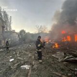 Auf diesem vom ukrainischen Katastrophenschutz zur Verfügung gestellten Foto löschen Feuerwehrleute ein Feuer, nachdem Russland die Stadt in der Nacht zum 29.09. mit Lenkbomben angegriffen hat.