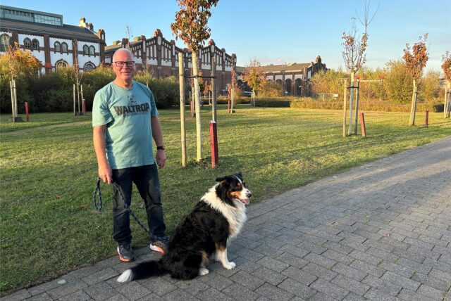 Günter Baumhöfner steht vor der Zeche in Waltrop, mit seinem Hund an der Leine.
