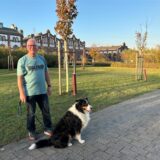 Günter Baumhöfner steht vor der Zeche in Waltrop, mit seinem Hund an der Leine.