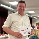 Rajko Kravanja tritt 2025 wieder zur Bürgermeisterwahl an. In einer 45-minütigen Rede stimmte er 80 SPD-Mitglieder elf Monate vorher auf die Kommunalwahl ein.