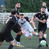 FC Marl II Spieler Luca Müller geht bei einem Zweikampf um den Ball zu Boden.