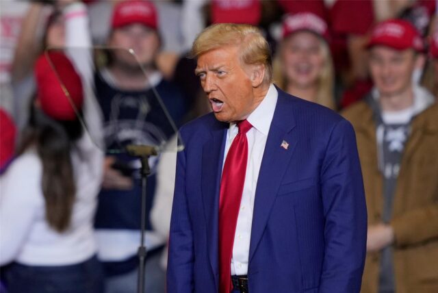 Der republikanische Präsidentschaftskandidat und ehemalige US-Präsident Donald Trump kommt zu einer Wahlkampfveranstaltung.