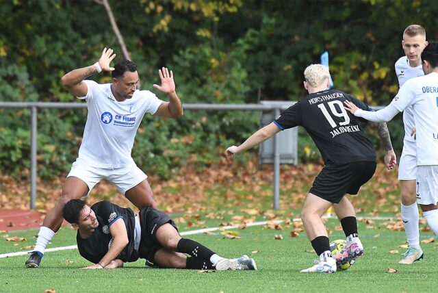 Ex-Profi Antonio da SIlva (l.) stand erneut in der Startelf des SV Wacker Obercastrop.