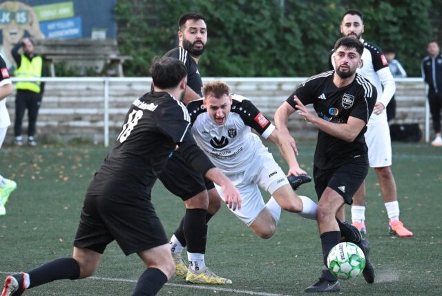 FC Marl II Spieler Luca Müller geht bei einem Zweikampf um den Ball zu Boden.