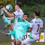 Gökhan Turan (M.) hebt den Fuß auf Kopfhöhe eines Sölder Spielers, um an den Ball zu kommen.