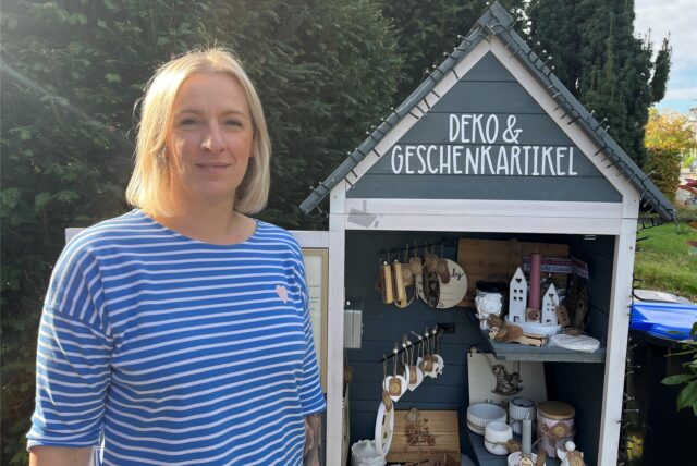 Mareike Wolter steht vor ihrem Deko- und Geschenkartikelladen.
