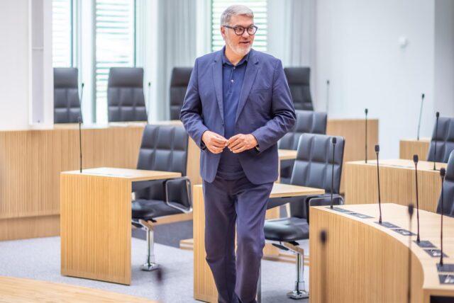 Dortmunds Oberbürgermeister Thomas Westphal geht durch den Ratssaal.