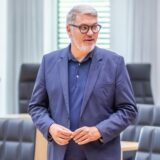 Dortmunds Oberbürgermeister Thomas Westphal geht durch den Ratssaal.