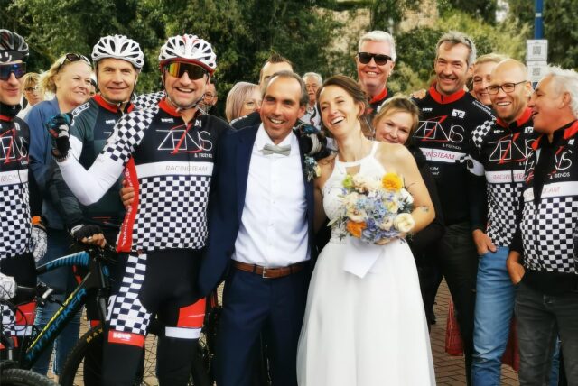 Andreas Steinkopt und Corinna Schlack nach der Hochzeit mit Radfreunden