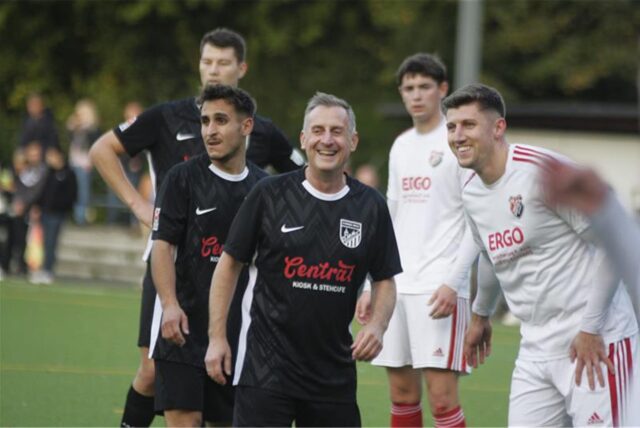 Andreas Tewes (vorne Mitte) hatte gut lachen. Im Kreisliga C-Topspiel gegen GW Erkenschwick II verhalf er der Reserve von SW Meckinghoven zum 3:0-Sieg. Anschließend stand er auch noch für die Erste in der Kreisliga A2 gegen Vestia Disteln II auf dem Platz (siehe Foto).