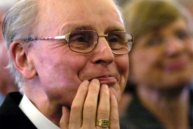 Der Bischof von Limburg, Franz Kamphaus, ist am Montag im Alter von 92 Jahren gestorben.
