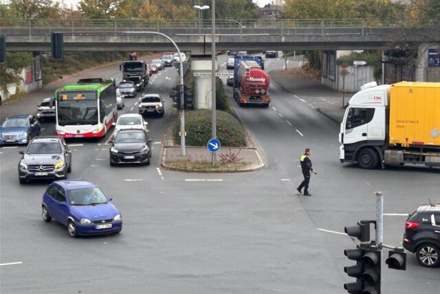Ein Polizist regelt den Verkehr an der Kreuzung Vestische Allee/Willy-Brandt-Ring in Dorsten.