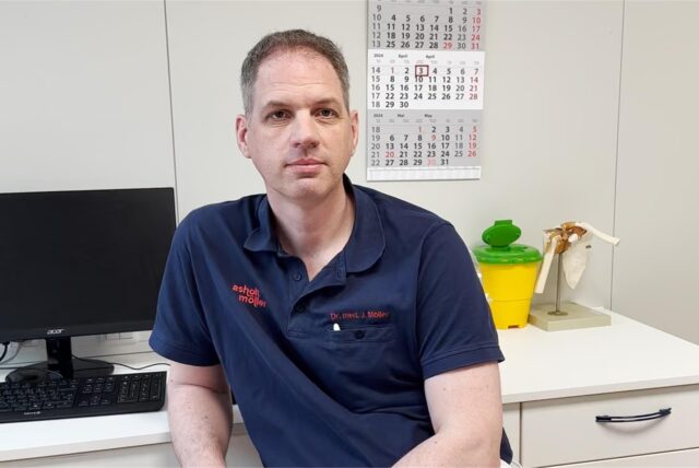 Dr. Jens Möller in seiner Praxis