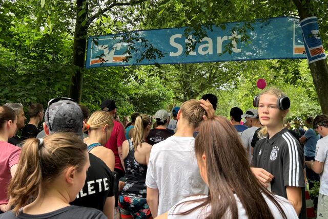 Über dem Start und Ziel des Dorstener Brustkrebslaufes 2024 im Bürgerpark Maria Lindenhof hing ein Banner von der Vereinten Volksbank.