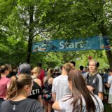Über dem Start und Ziel des Dorstener Brustkrebslaufes 2024 im Bürgerpark Maria Lindenhof hing ein Banner von der Vereinten Volksbank.
