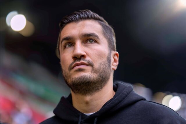 Nuri Sahin schaut zur Seite.