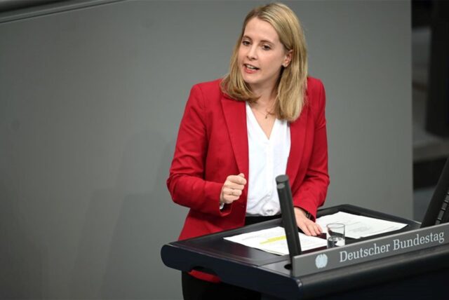 Verena Hubertz (SPD) nimmt an der Aussprache nach der Regierungserklärung von Kanzler Scholz im Bundestag zum EU-Rat teil. (Archivbild)