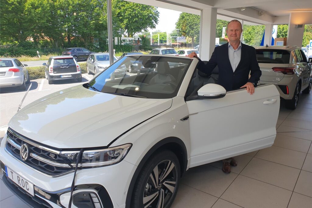 Bernd Schürmann steht an einem Fahrzeug.