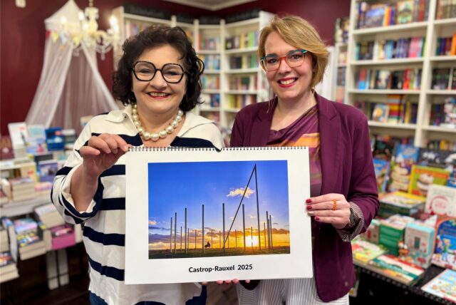 Martina Tielker (links) und Kerstin Fröhlich von Sterndruck Media präsentierten Mitte Oktober freudestrahlend den Castrop-Rauxel-Kalender für 2025. Da ahnten sie noch nicht, welchen Ärger der Kalender nach sich ziehen sollte.