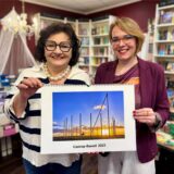 Martina Tielker (links) und Kerstin Fröhlich von Sterndruck Media präsentierten Mitte Oktober freudestrahlend den Castrop-Rauxel-Kalender für 2025. Da ahnten sie noch nicht, welchen Ärger der Kalender nach sich ziehen sollte.