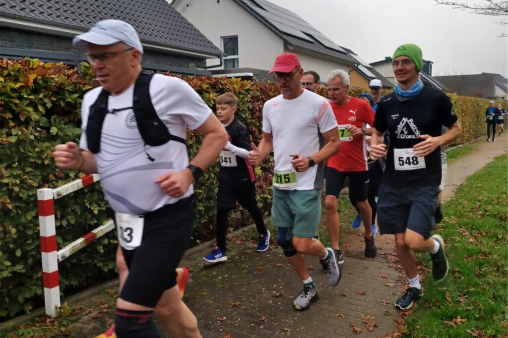 Insgesamt 228 Läuferinnen und Läufer gingen auf die 5-Kilometer-Runde. Insgesamt 228 Läuferinnen und Läufer gingen auf die 5-Kilometer-Runde.