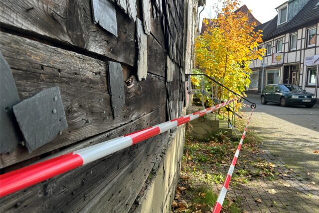 Rot-weißes Flatterband ist am Wirxel-Haus angebracht.