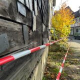 Rot-weißes Flatterband ist am Wirxel-Haus angebracht.
