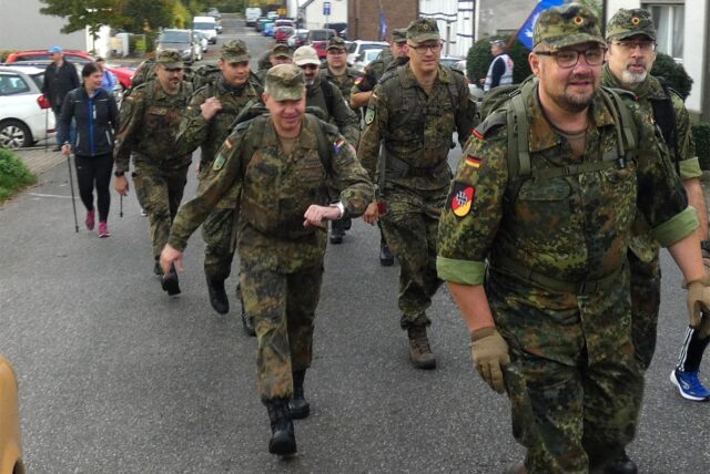 Soldaten marschieren durch Castrop-Rauxel. Am Ärmel der Uniform erkennen Fachleute, um was für Leute es sich handelte: Es waren überwiegend Reserve-Soldaten des Reservistenverbandes.