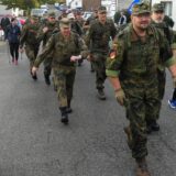 Soldaten marschieren durch Castrop-Rauxel. Am Ärmel der Uniform erkennen Fachleute, um was für Leute es sich handelte: Es waren überwiegend Reserve-Soldaten des Reservistenverbandes.