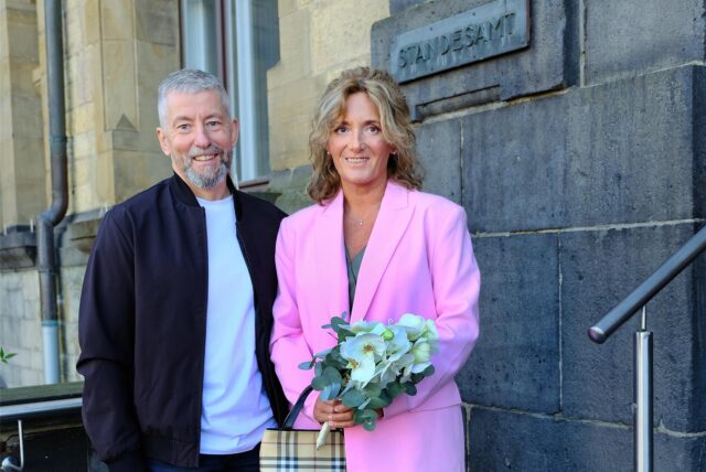 Die Eheleute Anja Dahlmann und Oliver Söchtig nach ihrer Trauung vor dem Rathaus in Recklinghausen
