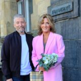 Die Eheleute Anja Dahlmann und Oliver Söchtig nach ihrer Trauung vor dem Rathaus in Recklinghausen