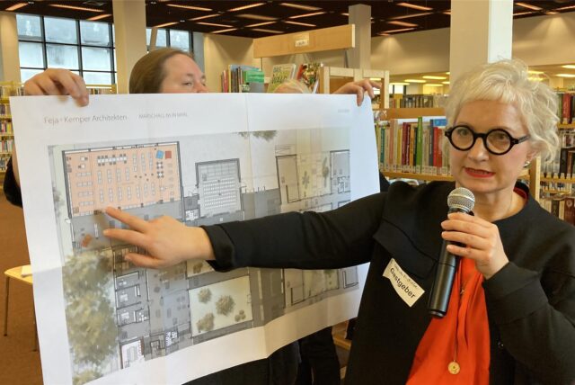 In der Zukunftswerkstatt erläutert Kulturdezernentin Claudia Schwidrik-Grebe die Nutzung der ehemaligen Turnhalle der Hauptschule an der Kampstraße als Bibliothek im Rahmen des Kulturprojekts Marschall 66.