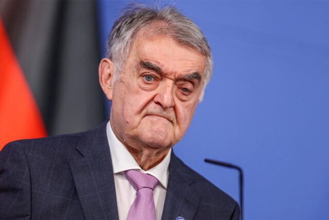 Herbert Reul (CDU), Innenminister des Landes Nordrhein-Westfalen, bei der Kabinetts-PK zur Umsetzung des Maßnahmenpakets zu Sicherheit, Migration, Prävention. Am 10. September 2024 hatte die NRW-Landesregierung das umfangreichste Maßnahmenpaket im Bereich Sicherheit, Migration und Prävention in der Geschichte Nordrhein-Westfalens beschlossen. (Symbolbild)