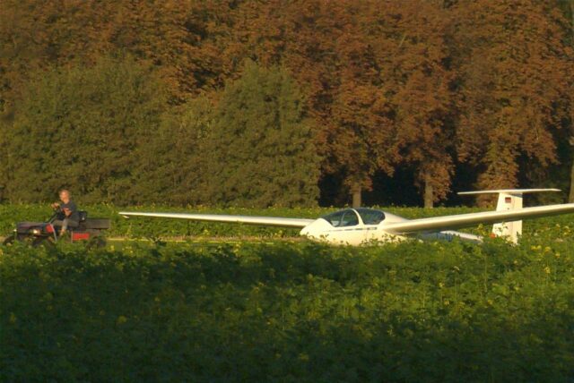 Ein Flugzeug wird abgeschleppt.