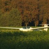 Ein Flugzeug wird abgeschleppt.