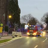 Ein Feuerwehrfahrzeug steht auf der Straße an der Maschinenhalle in Scherlebeck.