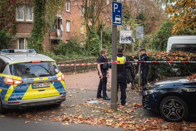 An einem Ausgang des Dietrich-Keuning-Parks in der Dortmunder Nordstadt ist am 28.10. ein Streit zwischen zwei Personen eskaliert.
