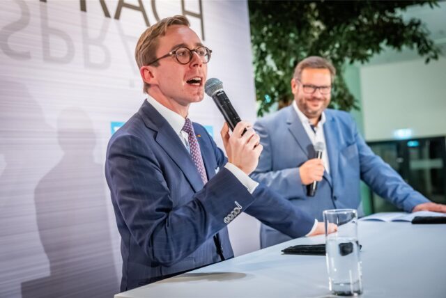 Der CDU-Bundespolitiker Philipp Amthor war am Montagabend (28. Oktober) Gast beim traditionellen Wirtschaftsgespräch der Dortmunder Volksbank und der Ruhr Nachrichten. Zahlreiche Vertreter aus Wirtschaft, Politik und Gesellschaft kamen dazu wieder in der Kundenhalle der Volksbank an der Betenstraße zusammen.