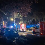Ein Löschfahrzeug und ein Rettungswagen der Feuerwehr Dortmund stehen auf einer Straße im Dortmunder Hafenviertel