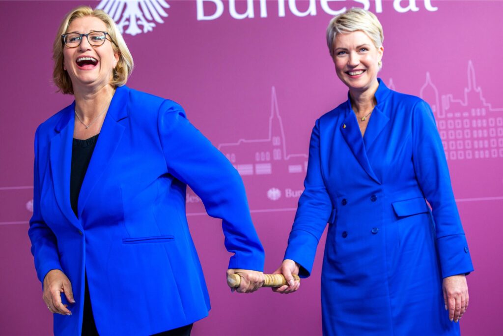Manuela Schwesig, Ministerpräsidentin von Mecklenburg-Vorpommern und derzeitige Bundesratspräsidentin, übergibt mit einem Staffelstab symbolisch das Amt der Bundesratspräsidentschaft an Anke Rehlinger, Ministerpräsidentin des Saarlands. Manuela Schwesig, Ministerpräsidentin von Mecklenburg-Vorpommern und derzeitige Bundesratspräsidentin, übergibt mit einem Staffelstab symbolisch das Amt der Bundesratspräsidentschaft an Anke Rehlinger, Ministerpräsidentin des Saarlands.