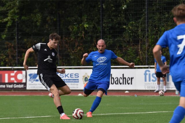 Robin Nobel (r.) vom VfB Waltrop II musste am Wochenende ersatzweise ins Tor.