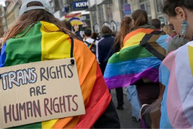 Menschen bei einer Demonstration für Transrechte