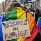 Menschen bei einer Demonstration für Transrechte
