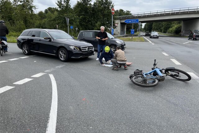 Unfall eines Radfahrers mit einem Auto.