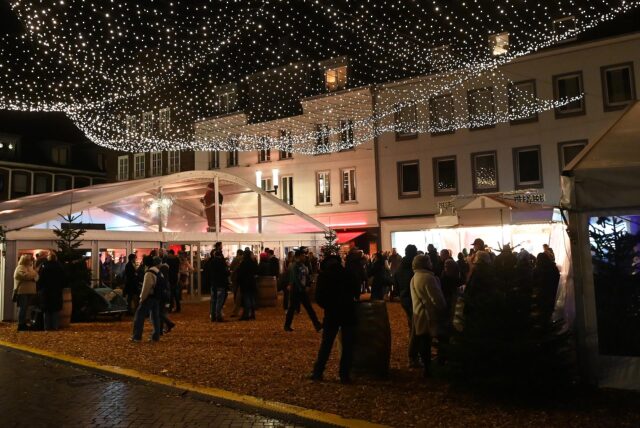 Der Dorstener Winterzauber mit zwei großen Zelten und einen Zwischenraum findet 2024 wieder auf dem Marktplatz in der Innenstadt statt.